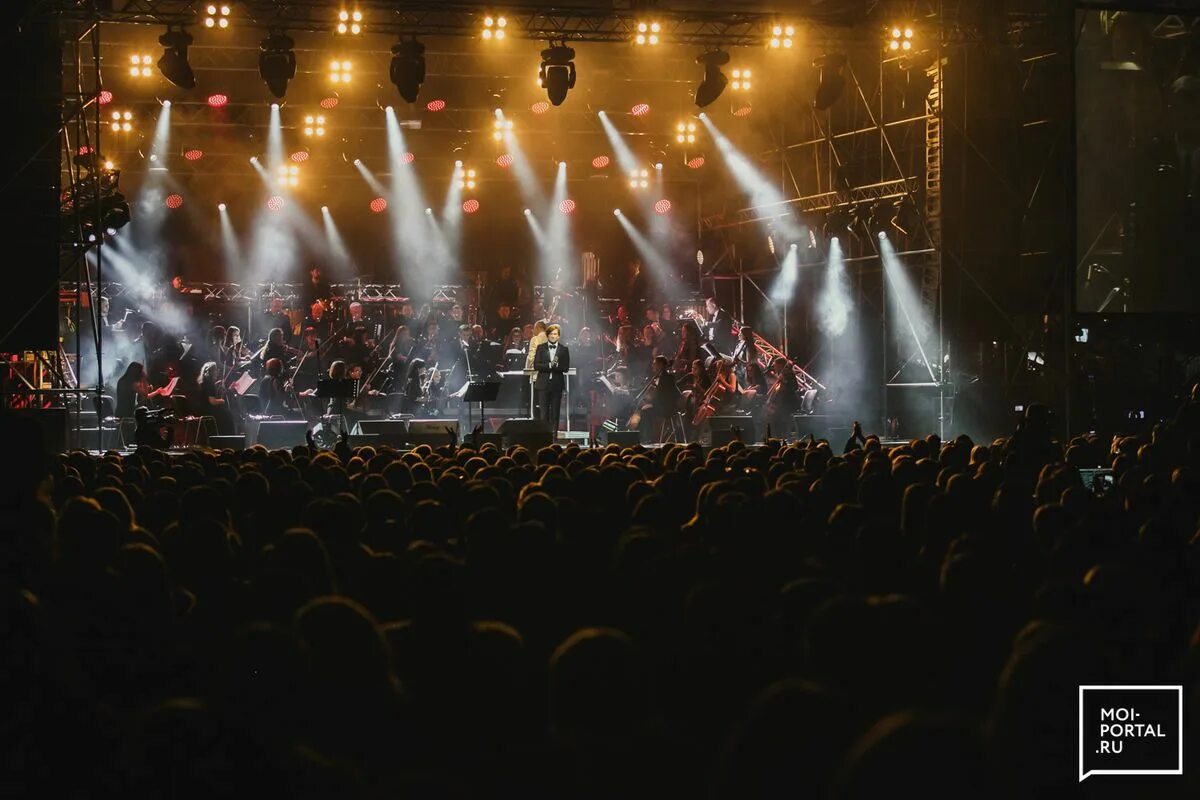 Zoloto концерт москва 2022. Микрофон красивый. Фонограмма на концерте. Пение на сцене. Бузова без фонограммы поет.