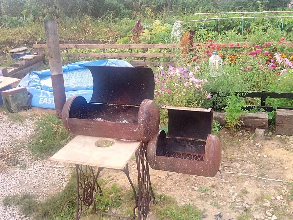 Коптильня из бойлера. Мангал из газового баллона. мангал из газового баллона с коптильней. коптильня из бойлера и газового баллона. мангал из газового баллона с коптильней и казаном.