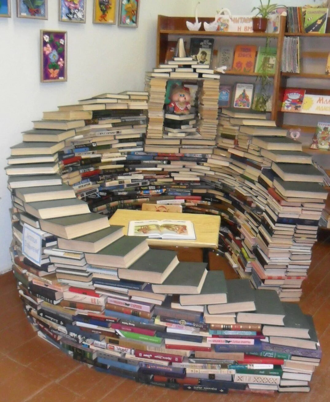 Интересные выставки в библиотеке. Книжные инсталляции. Украшение библиотеки. Идеи книжных выставок. Интересные книжные выставки.