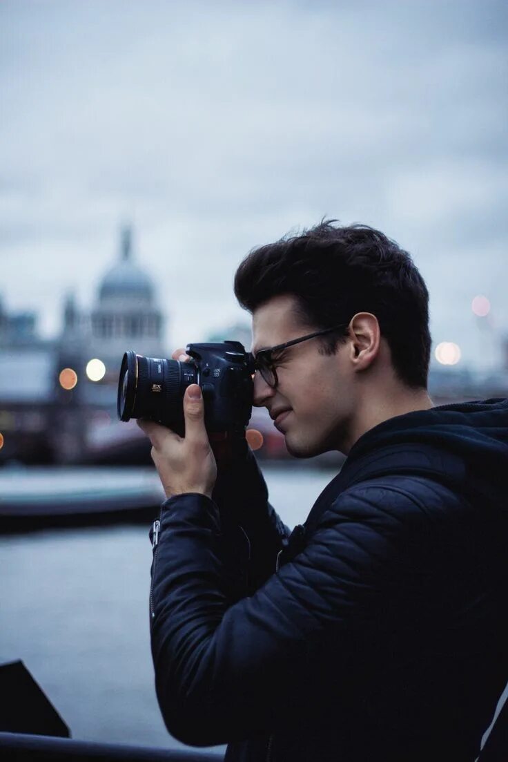 Мужчина фотограф. Мужчина фотограф
