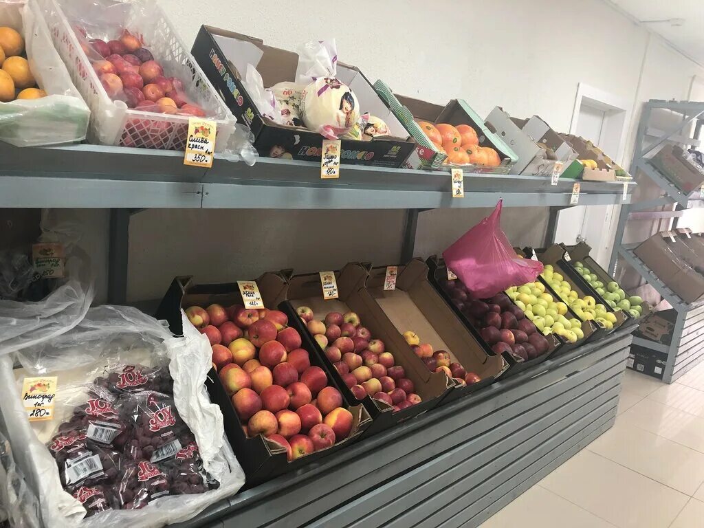 Москва фруктовая. Витрина фрукты овощи сухофрукты. Москва фруктовая. Овощные витрины на рынке. Москва фруктовая.