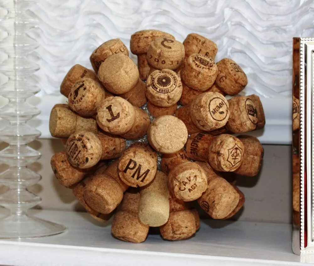 Красивые полезные поделки. Поделки из подручных материалов своими руками. Фигурки из винных пробок. Поделки своими руками для дома. Поделки из пробок от шампанского.