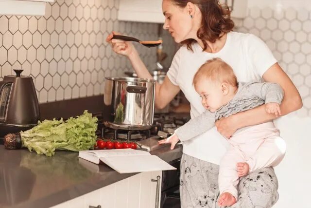 Дочки дают отцам на кухне после приготовления пищи