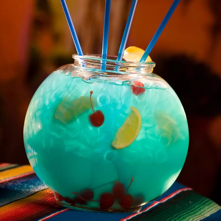 Bowls drinks. Коктейль джус. Чаша для пунша. Сок джунглей jungle juice. Коктейль вулкан.