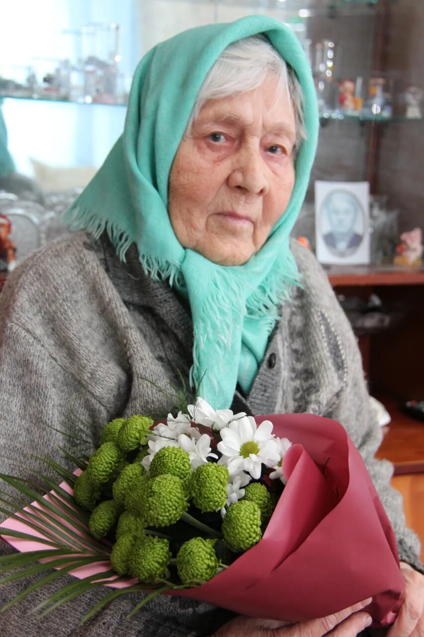 Старушка 90 лет. С юбилеем 90 лет. Американские бабушки. Старая старуха 90 лет. Бабка 90 летэ.