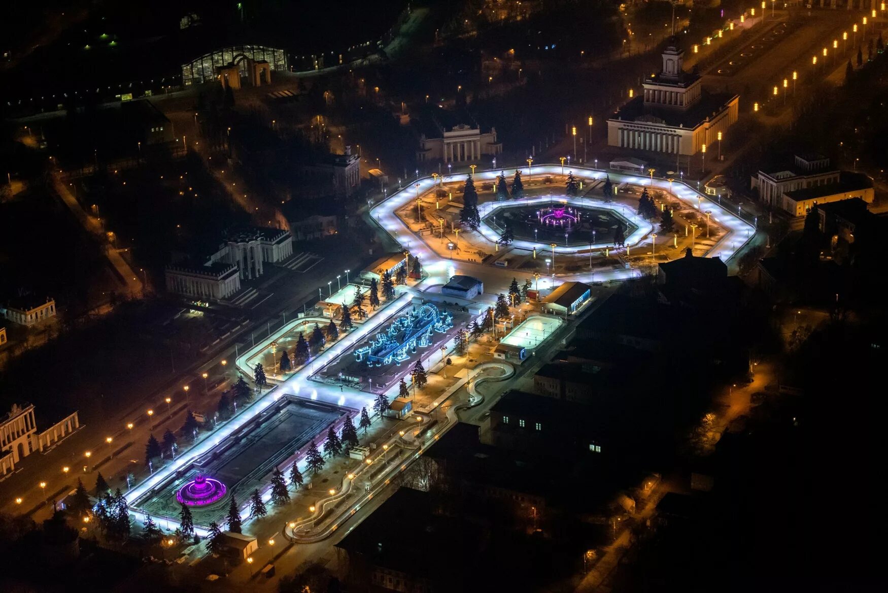 Сверху девять. ВДНХ В Москве вид сверху. Парк ВДНХ Москва вид сверху. ВДНХ Москва с высоты птичьего полета. Парк Горького Москва сверху.