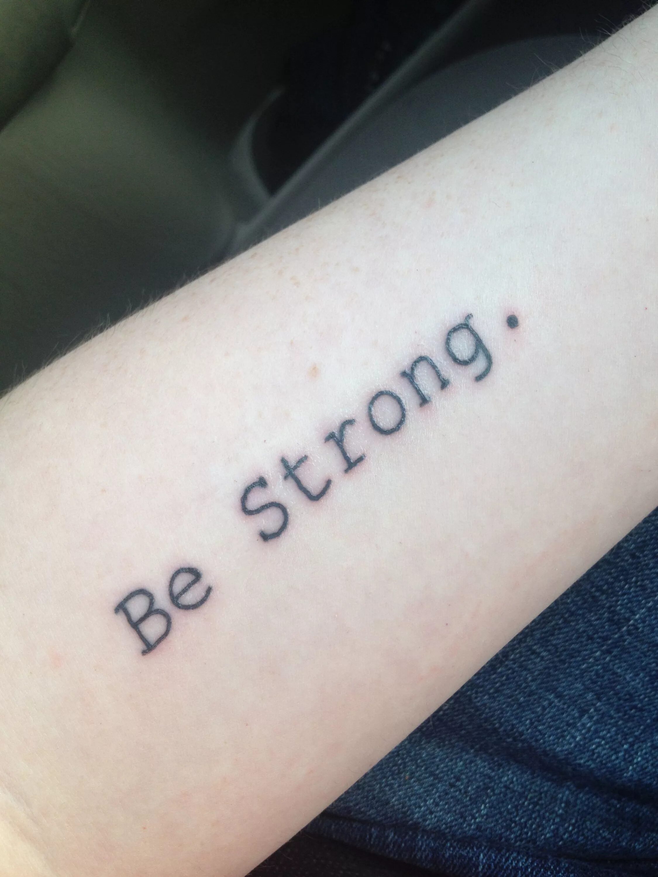 Татуировка будь сильной. Тату будь сильной. Татуировка stay strong. Тату будь сильной. Татуировка мечтай.