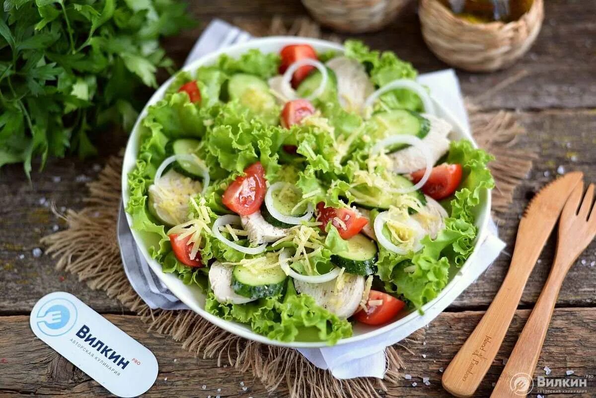 Салат из огурцов и курицы с яйцом. Салат с помидорами. салат огурцы помидоры курица. салат с салатными листьями.