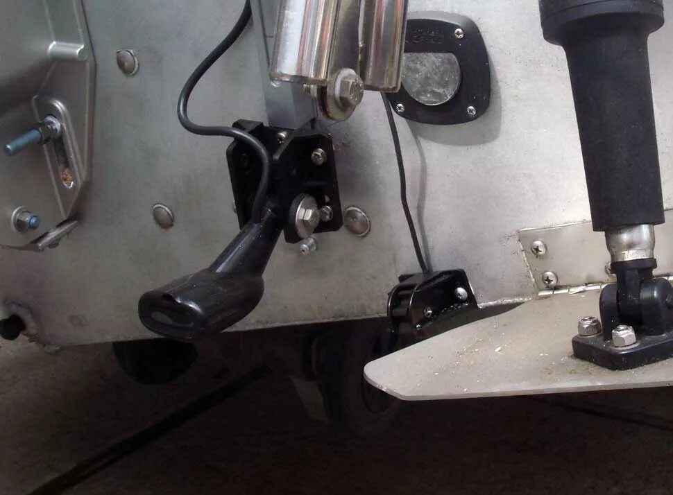 Держатель для датчика эхолота на транец garmin gt52. Держатель датчика эхолота dt-190h для лодок с нднд. Датчик эхолота на лодке салют 480. Флагман 320 крепление эхолота. Крепëж эхолота фишер к лодке пвх.