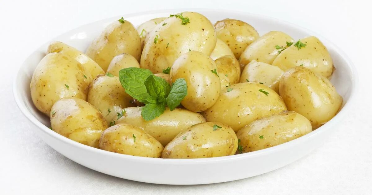 Картошка туц тудуц. Картофель в мундире. картофель отварной на белом фоне. картофель в тарелке. картошка вареная на прозрачном фоне.
