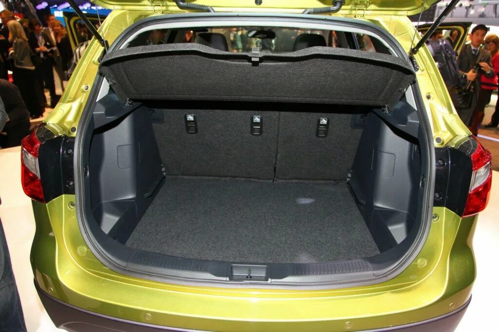 Suzuki sx4 багажник. Сузуки сх4 багажник. Сузуки 4 багажник. Suzuki sx4 трансформация багажника. Suzuki sx4 2008 багажник.
