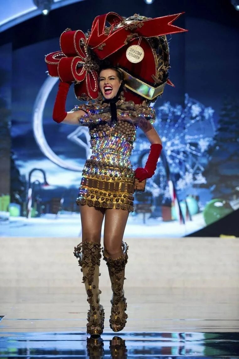 Iris van herpen платья. Необычная одежда. Iris van herpen дизайнер. Экстравагантный костюм. Ирис ван херпен модельер.