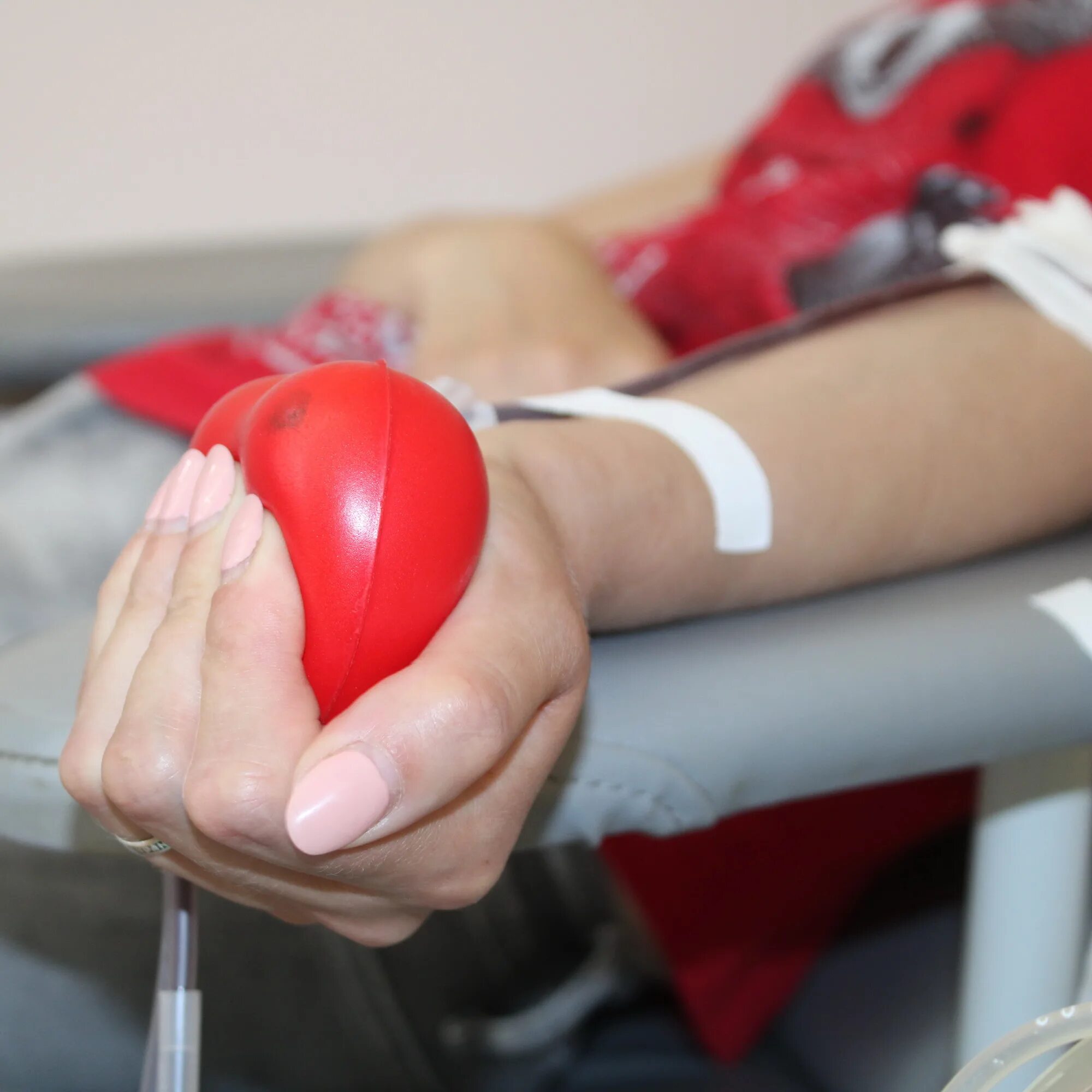 Донор крови. Переливание крови донор. Мячик для донора. Всемирный день донора крови.