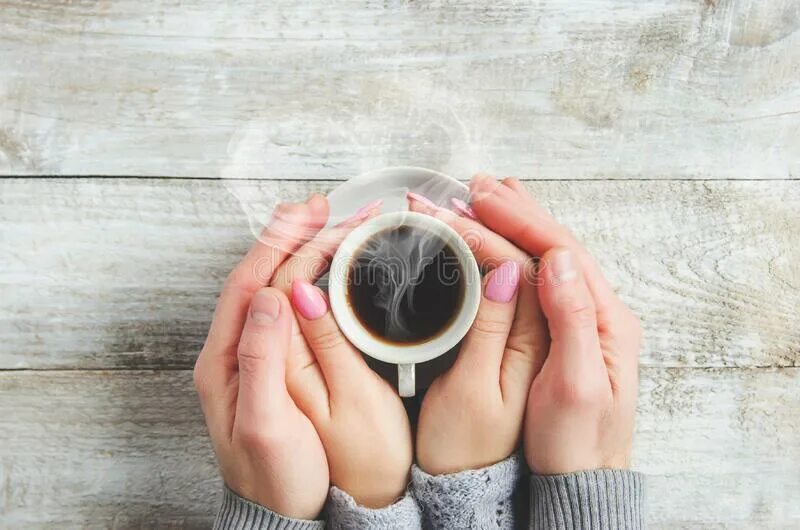 Утро ладонь. Женская и мужская рука с кофе. Чашка кофе руки мужские и женские. Кружка кофе в женских руках. Два кофе в руках.
