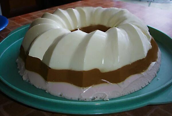 торт без выпечки с фруктами и желатином и сметаной. фруктовый торт с желатином. желейный торт с фруктами без выпечки. сметанно желейный торт с фруктами. торт со сметаной и желатином и фруктами.