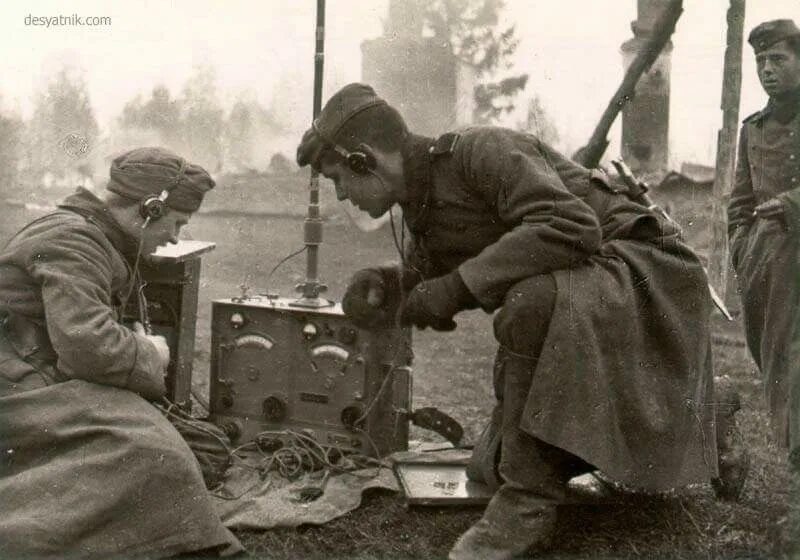 За годы великой отечественной войны связисты передали. Радист вермахта 1941. Оборудование связистов вермахта. Немецкий радист 1941 1945. Связисты на войне 1941-1945.