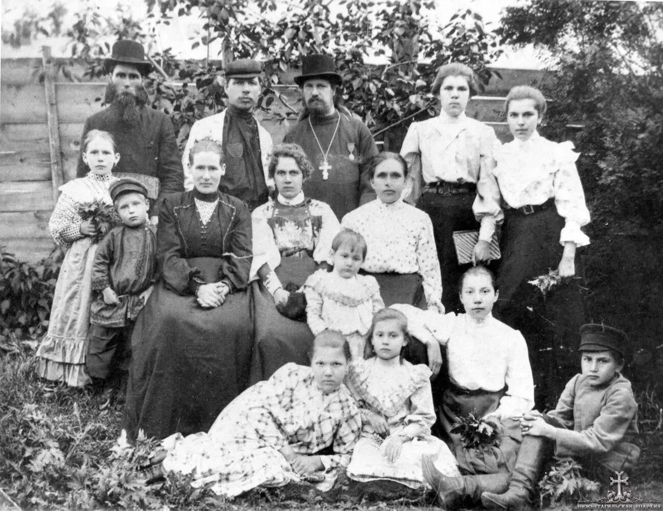 Старые семейные снимки. Старинная семья. Старинные фотографии семьи. Архив старинных фотографий.