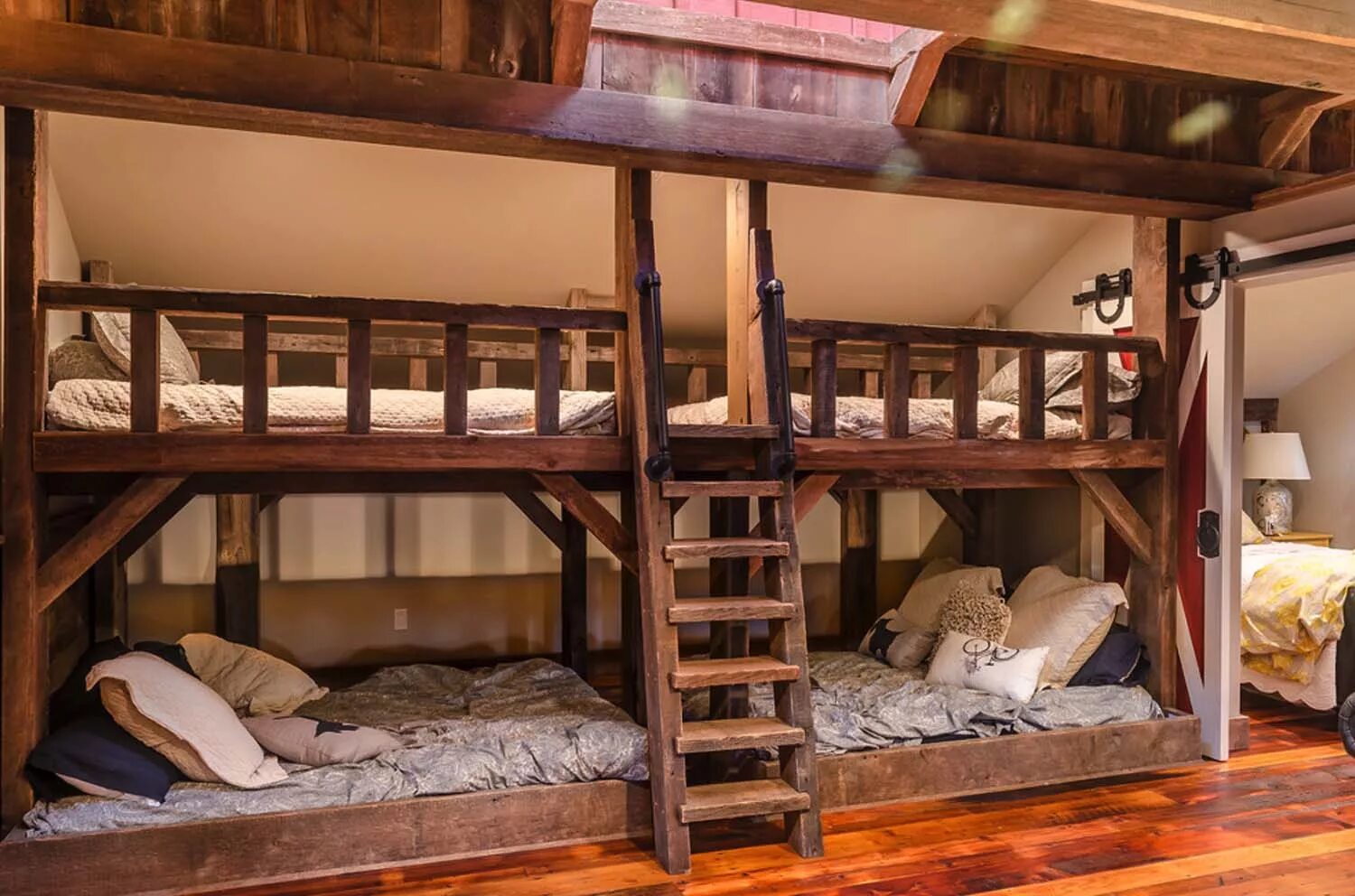 Разрешено ли использование двухъярусных кроватей ответ. Кровать двухъярусная. Двухъярусная кровать для взрослых. Двухэтажная кровать для взроли. Двухэтажная кровать на даче.