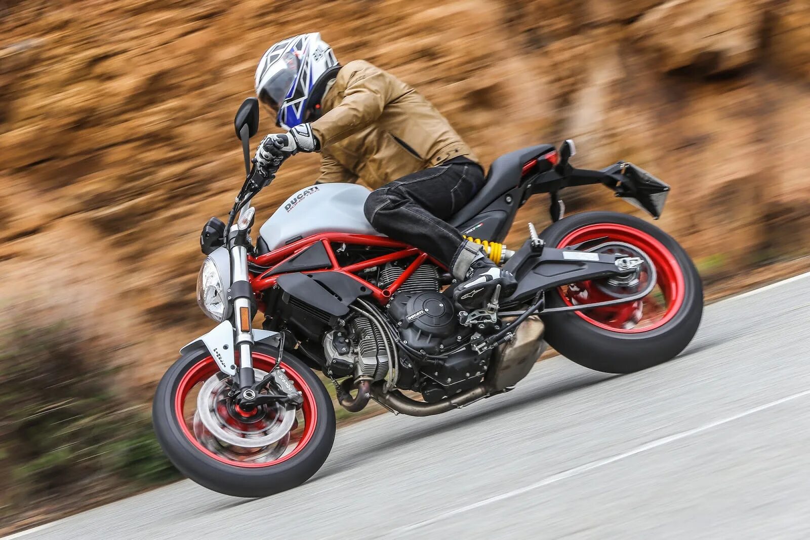 мото обзоры видео. п1 vs 650с. диск априлия страда. мотоциклист на дукати монстр 696. картинки на рабочий стол мотоциклы.