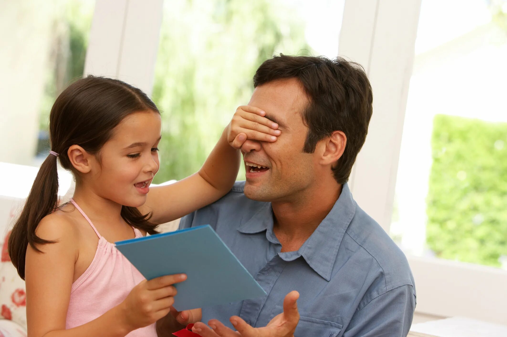 Папа дарит подарок дочке. Строгая мама. Дочь получает от отца. Дочь дарит подарок папе. Дочь получает от отца.
