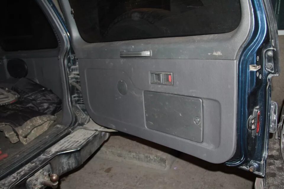 Дверные обшивки Mitsubishi Pajero 2. Обивка дверная на Мицубиси поджеро2. Паджеро 2 обшивка двери. Обшивка задней двери Паджеро 2.