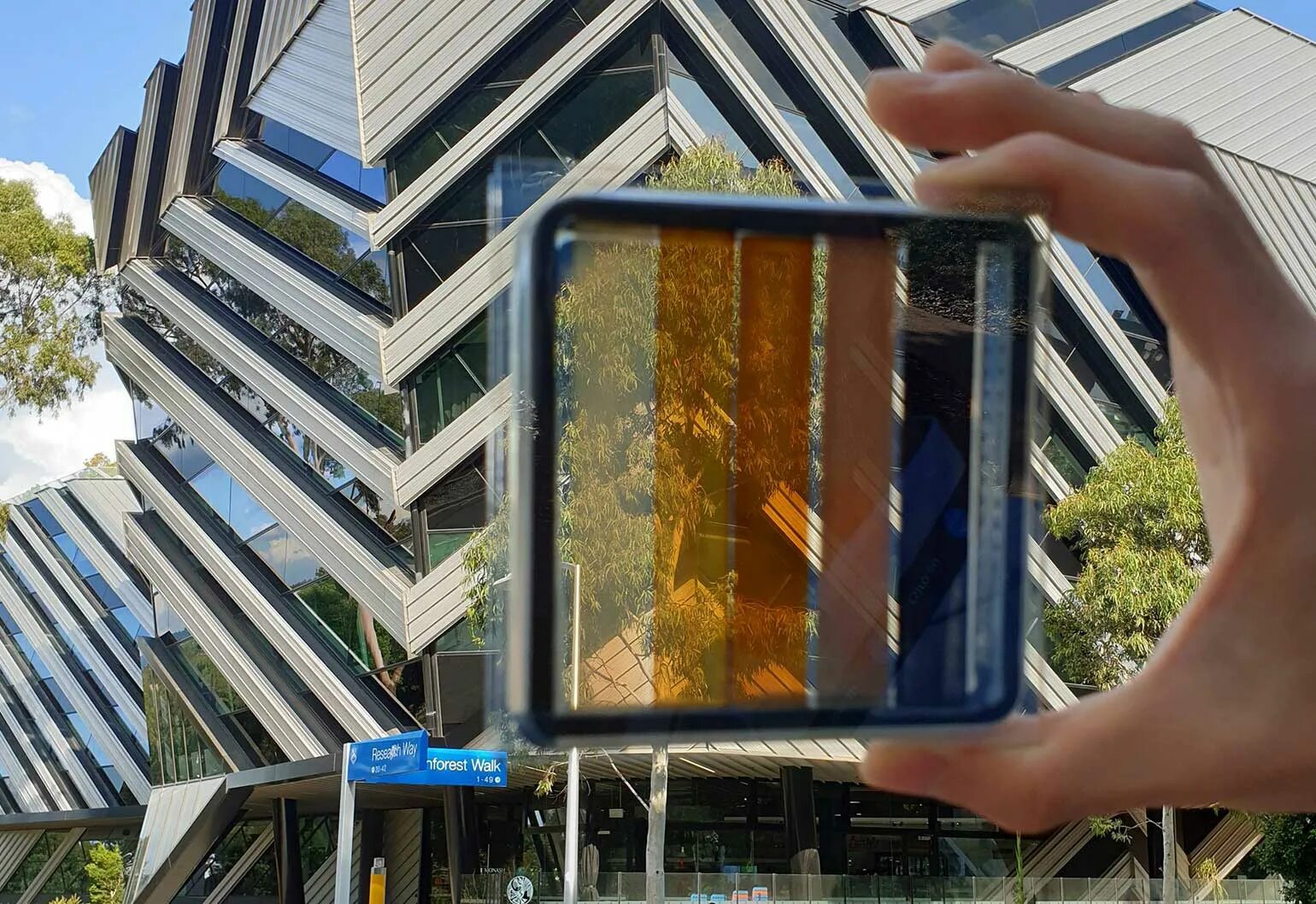 Perovskite Solar Cells. Прозрачные солнечные батареи. Полупрозрачные солнечные панели. Прозрачная Солнечная панель на окнах. Почему солнечный свет прошедший сквозь оконное стекло