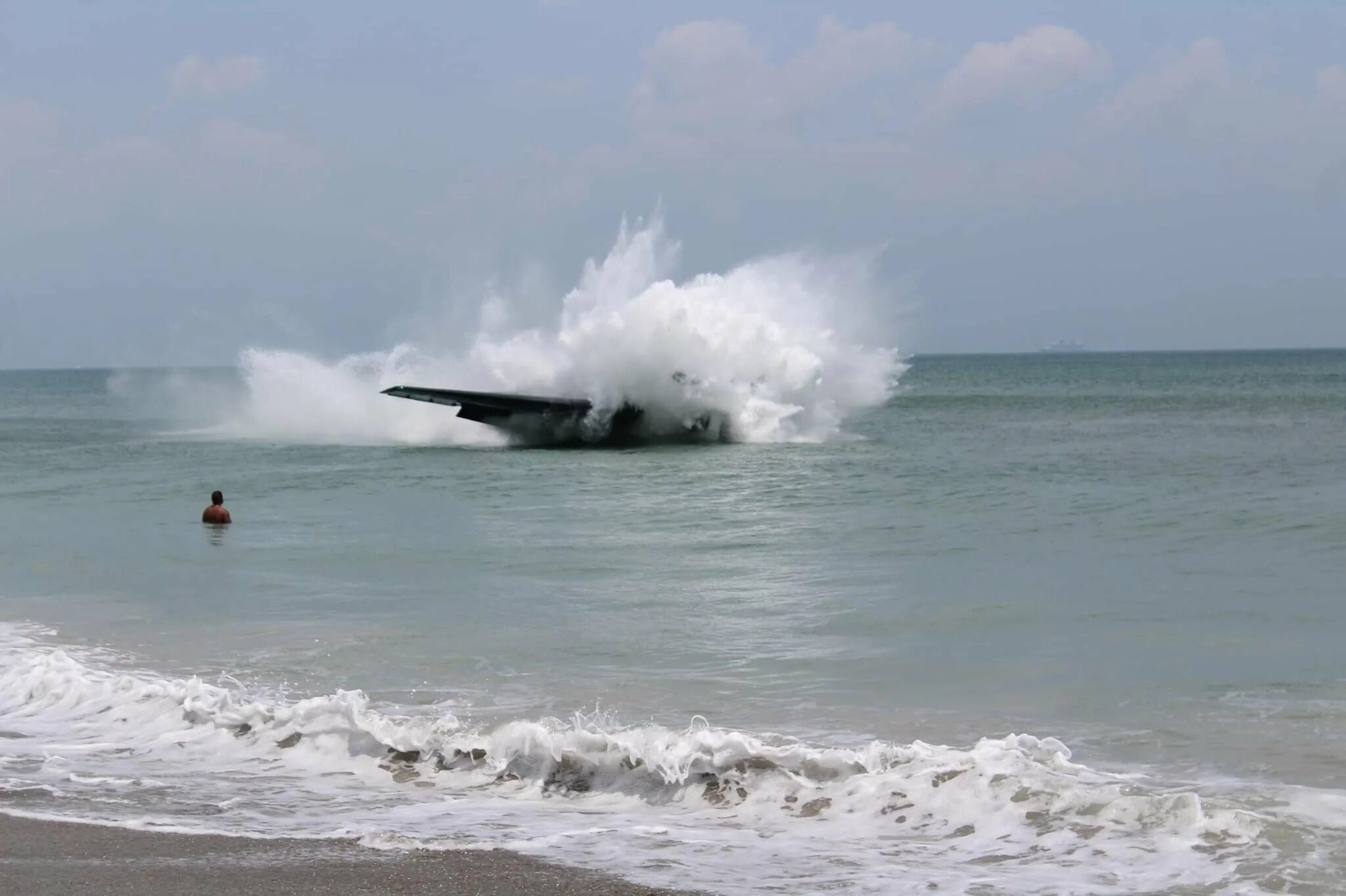 Самолет падает в воду. Самолёт падает в море. Самолет тонет в море. Упавший самолет в воду. Пляж с самолетами.