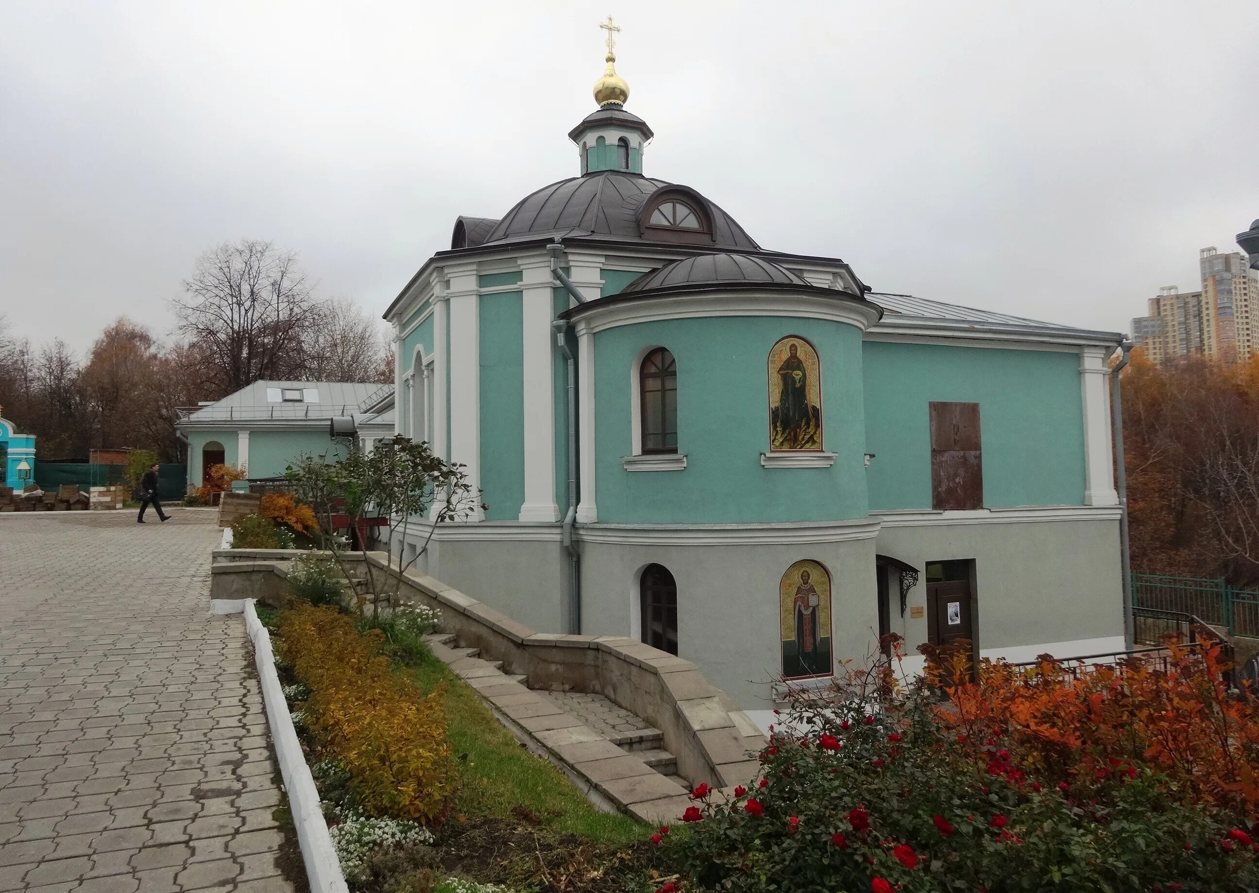 Воскресная улица. Крылатские холмы 12. Крестильня в Крылатском. Воскресная школа здание. Часовня крестильня на подворье Пюхтицкого.