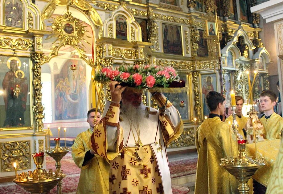 В канун какого праздника происходит