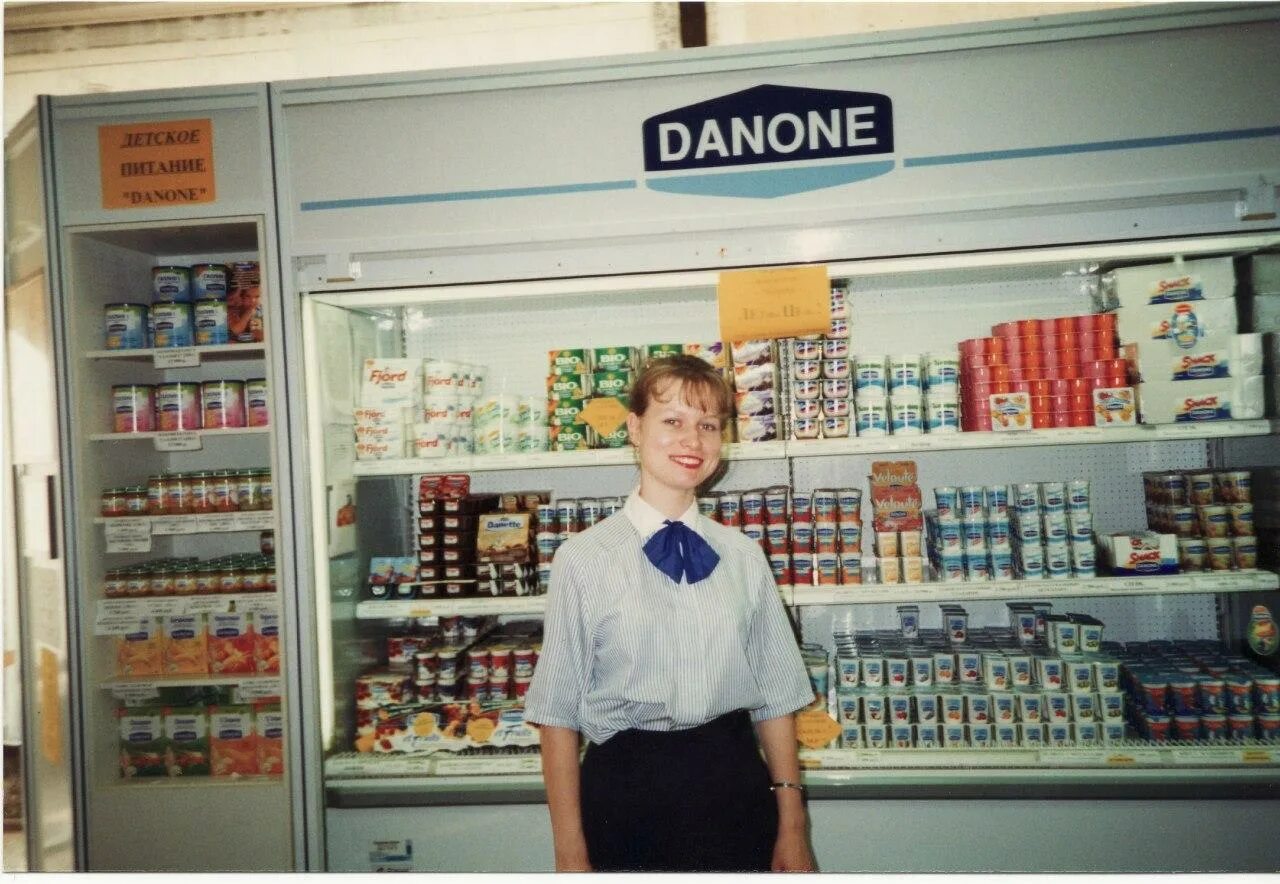 Магазин первый отзывы. Первый магазин Данон на Тверской. Фирменный магазин Данон. Полки магазина Danone. Продукция Данон в магазине.