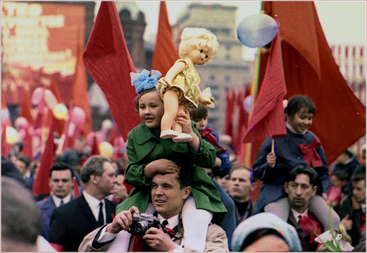 Первомайское шествие СССР. Советские дети на демонстрации. Демонстрации в СССР. Люди СССР на параде.