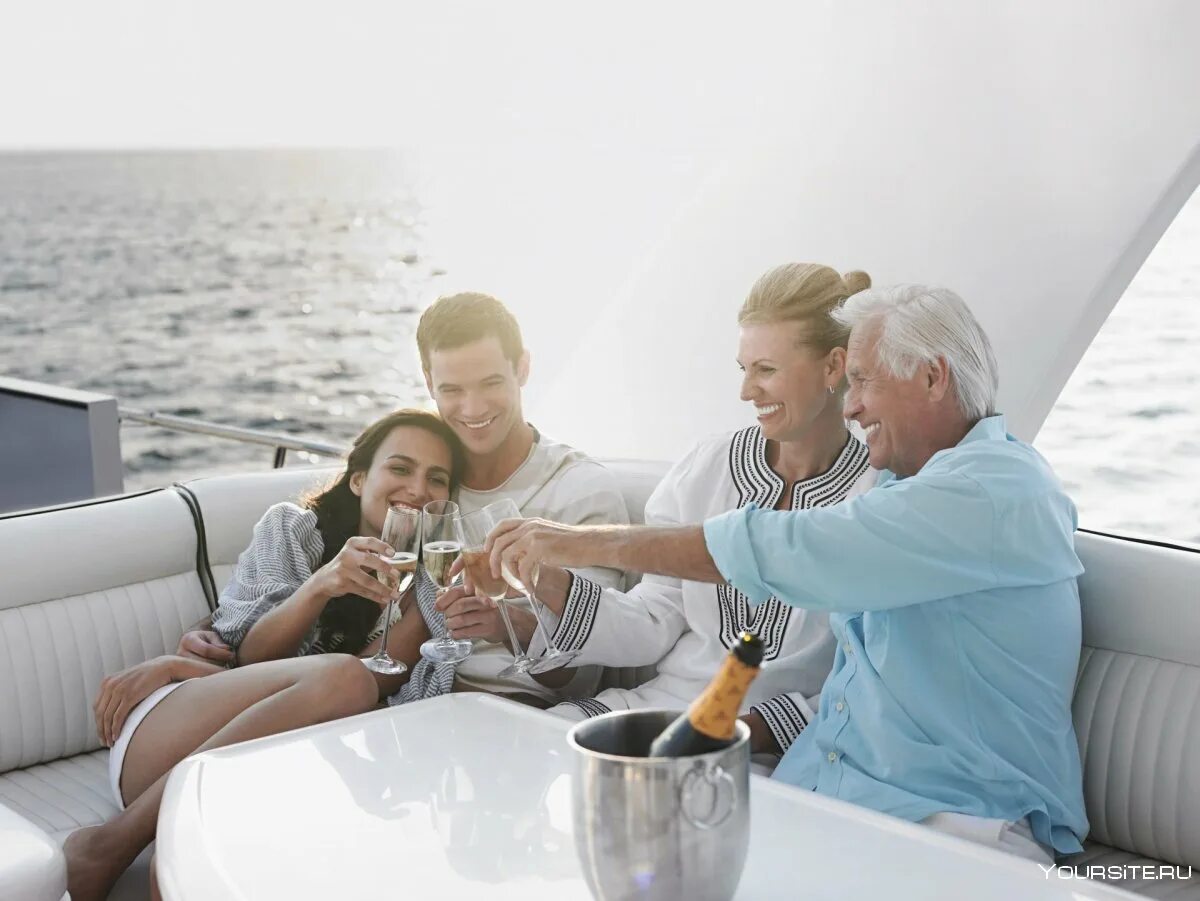 Люксури яхта. Вот она богатая жизнь. Влюбленная пара на яхте. И богатой жизни понимающий. Атрибуты роскошной жизни.
