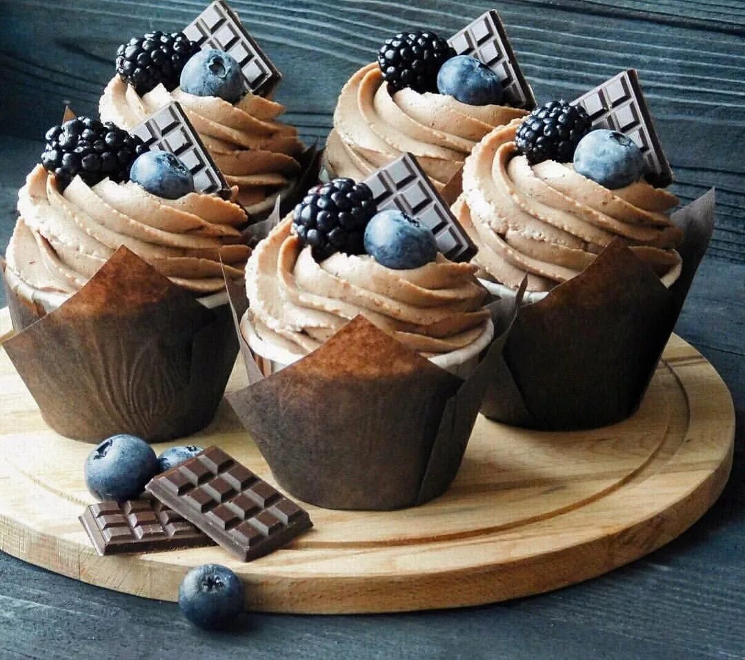 Муссовый десерт энди шеф. Кондитер. Кондитер десерты. Кондитер десерты. Кондитер с десертом.