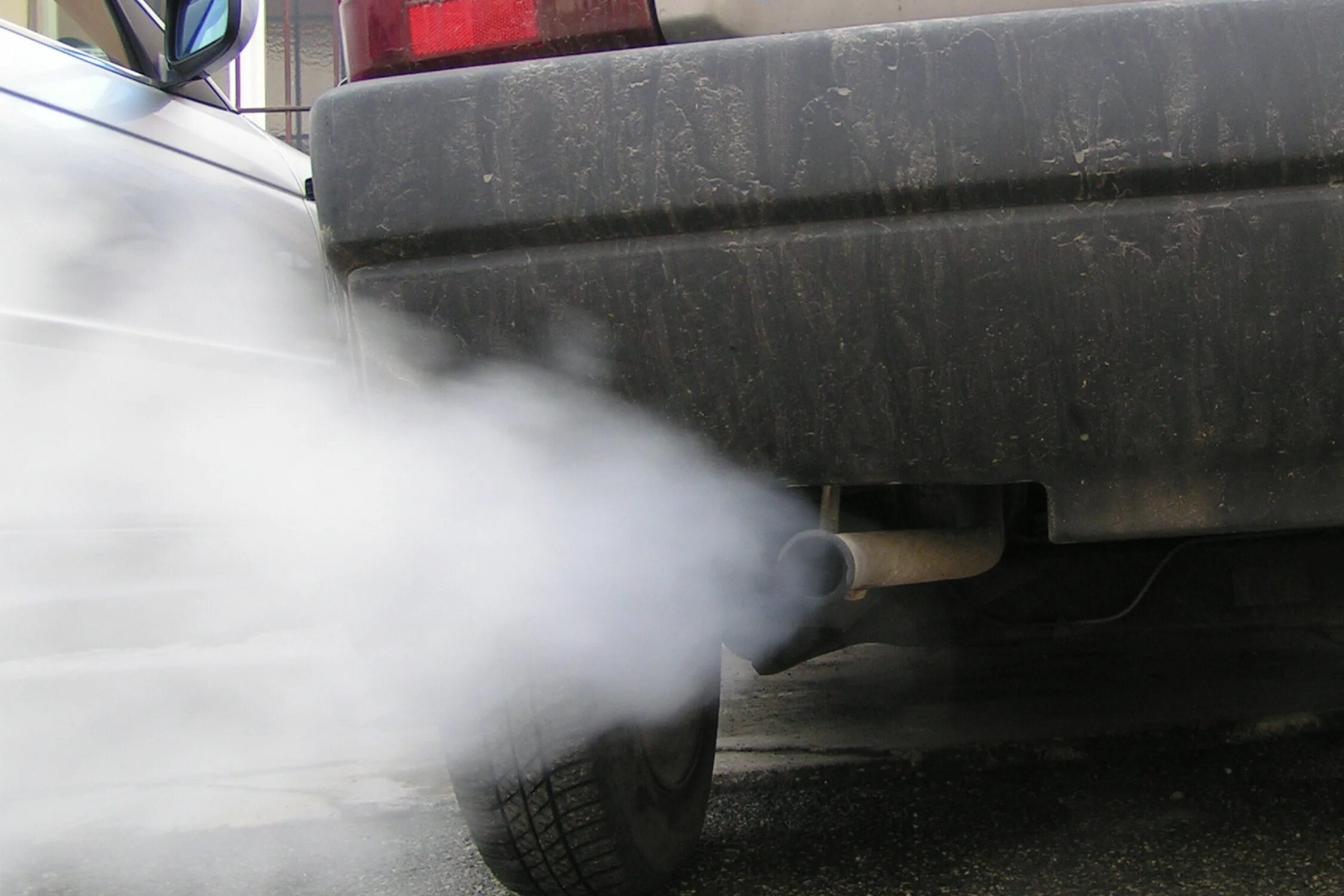 Выхлопные газы автомобилей воздух. Выхлопные ГАЗЫ. Автомобиль с выхлопными газами. Автомобильный выхлопной ГАЗ. Выхлопная труба выбросы.