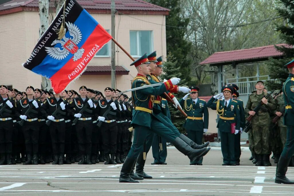 Призыв в днр 2024. Призыв в ДНР. Букет на присягу. 2015 Год российские военнослужащие в Горловке фото. Торжественное поднятие флага ДНР на присяге.