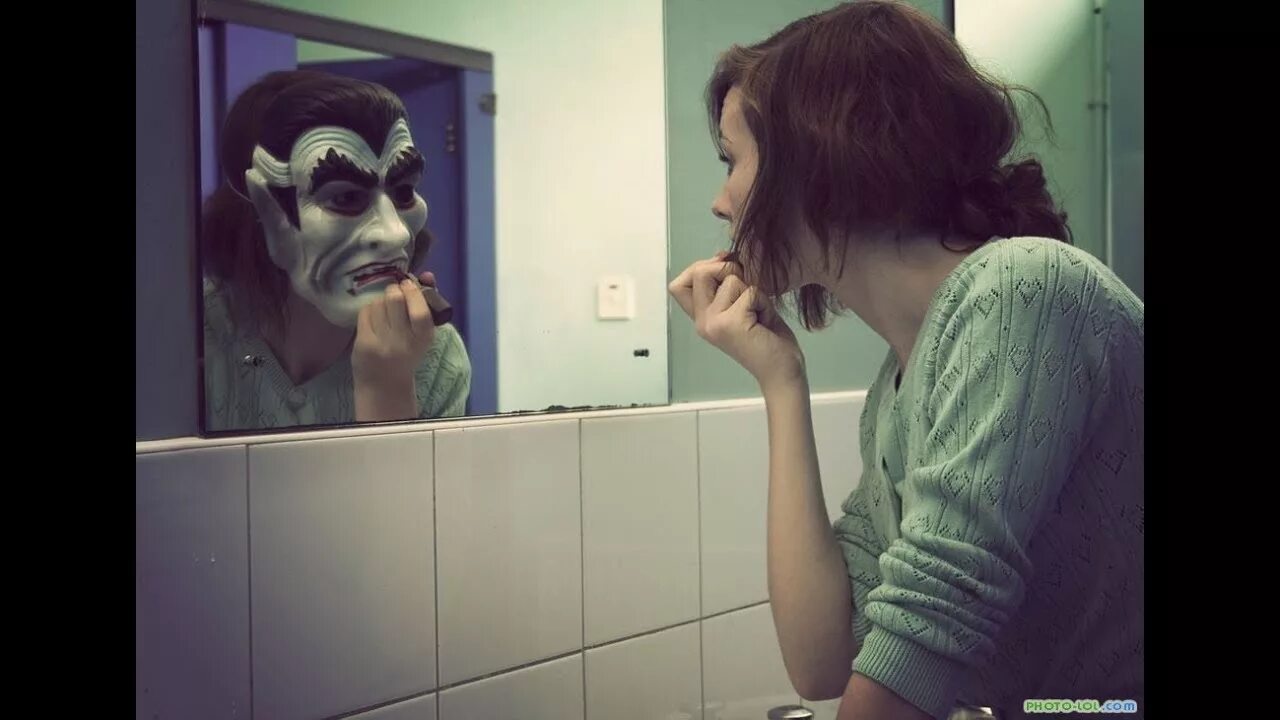 В зеркале вижу себя другой. Страшная женщина в зеркале. Некрасивое отражение в зеркале. Уродливое отражение в зеркале. Человек видит себя в зеркале.