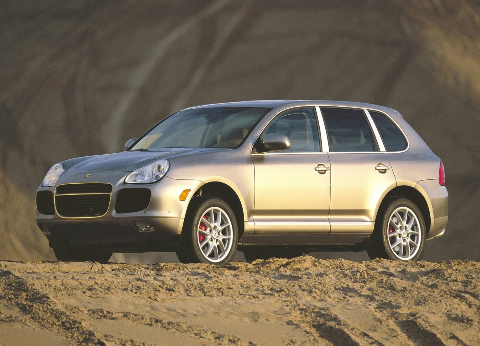 Порше кайен 2005. Porsche cayenne turbo s 2005. porsche cayenne 2005 black. порше кайен кремовый 2005. порше кайен 600 тыс.