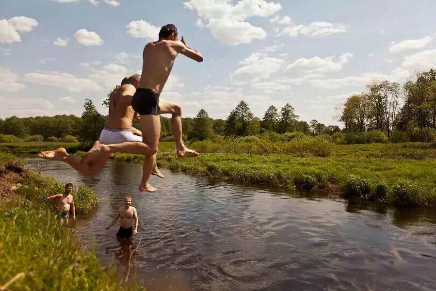 Лето речка. Купание на речке. Летом на речке. Лето в деревне купаться. Купание в деревне