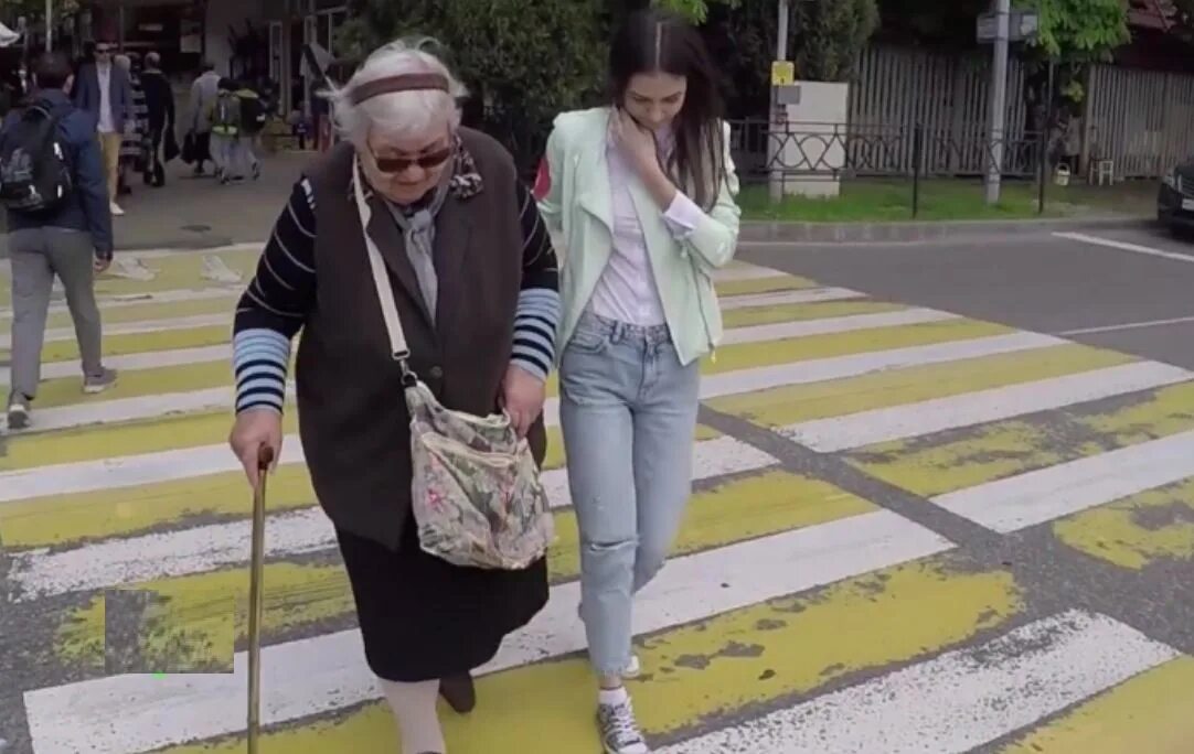 Хотели помочь бабушке. Перевести бабушку через дорогу. Помогает бабушке. Перевести старика через дорогу. Человек переводит бабушку через дорогу.
