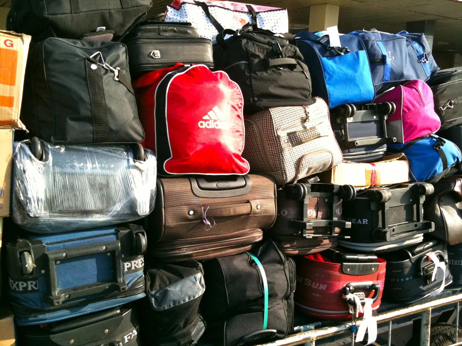 Сумка чемодан. Сумка багаж к. Багажные сумки для самолета. Багаж в самолете сумки,чемодан. Можно сдать в багаж ноутбук