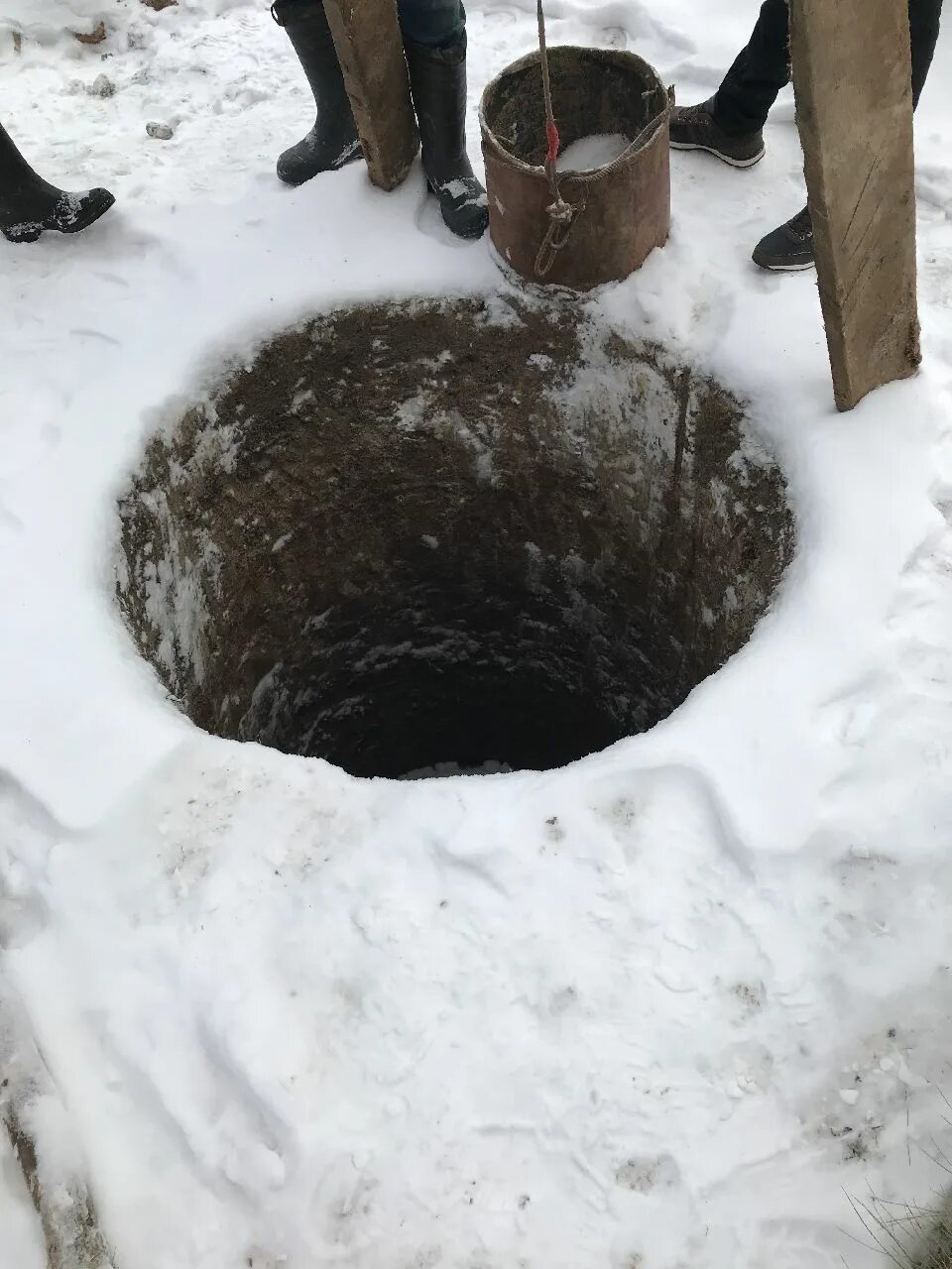 Ли колодцы зимой. Копка колодцев. Монтаж колодцев зимой. Колодец зимой. Углубление колодца зимой.