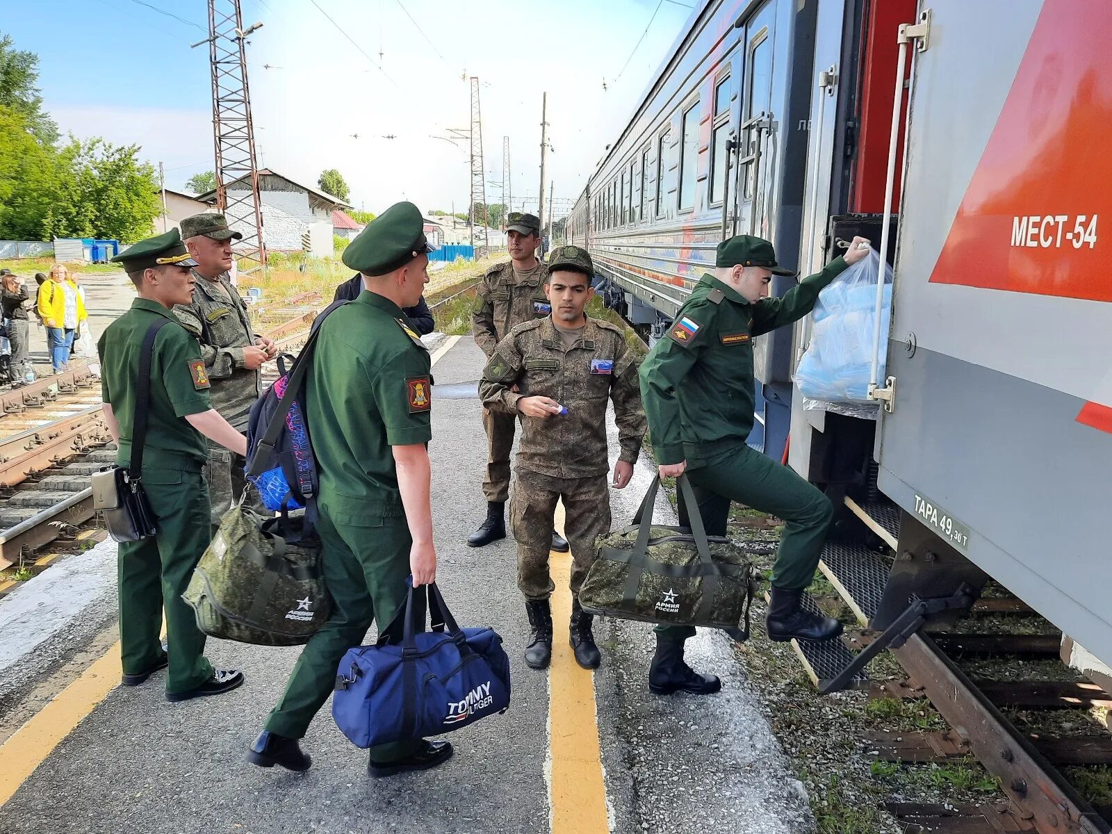 Артемовск сейчас новости последнего часа. Призывники фото. Отправка новобранцев. Общее фото призывников. Танковые войска форма призывников.