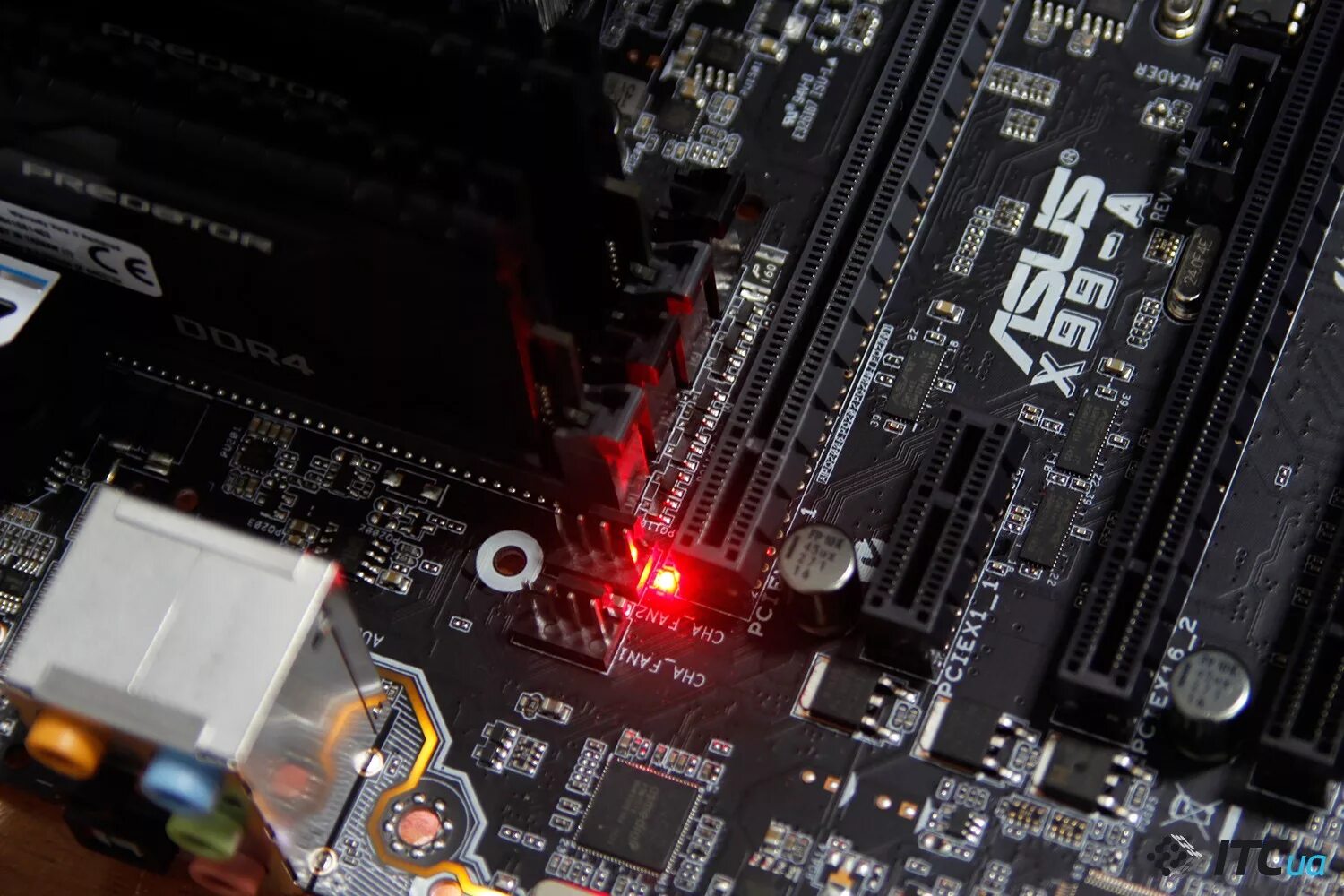 Материнская плата мси горит красная лампочка. Красные лампочки cpu и dram. Горит vga на материнской плате. Желтая лампочка на материнке. На материнке горит красная лампочка.