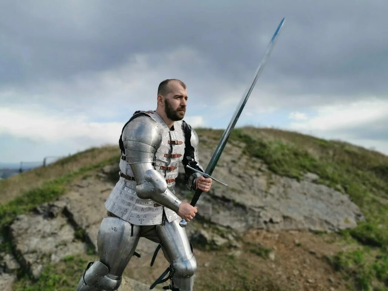 Генри кавилл в доспехах. Поздравления с днём рождения рыцарю. Рыцарь дата. Шоу рыцарей анапа. Современный рыцарь.