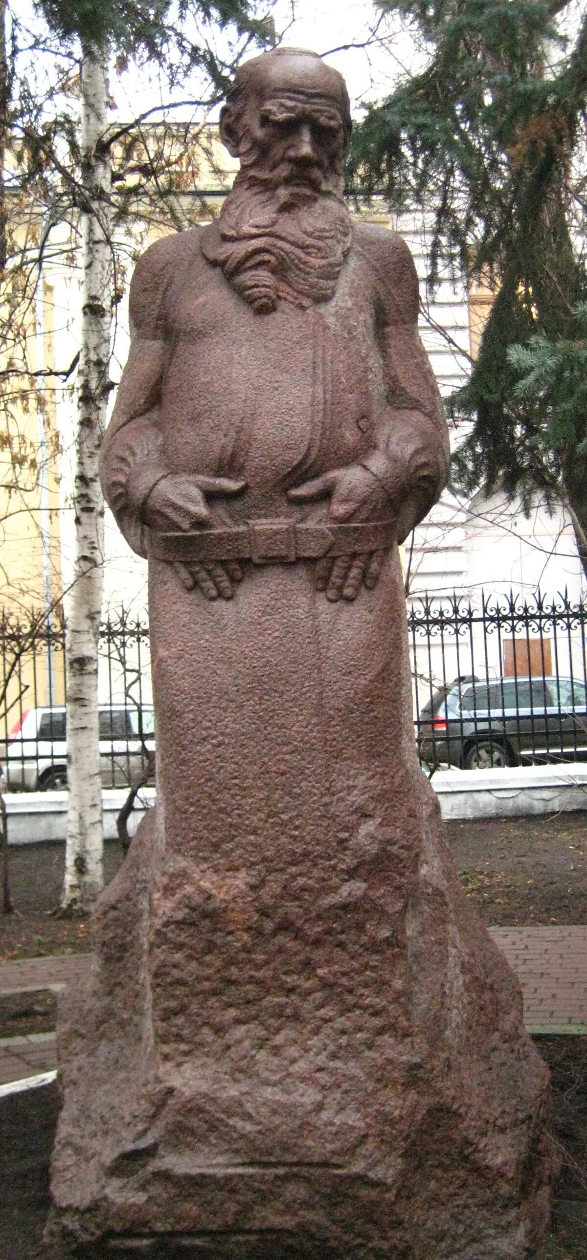 Толстой статуя