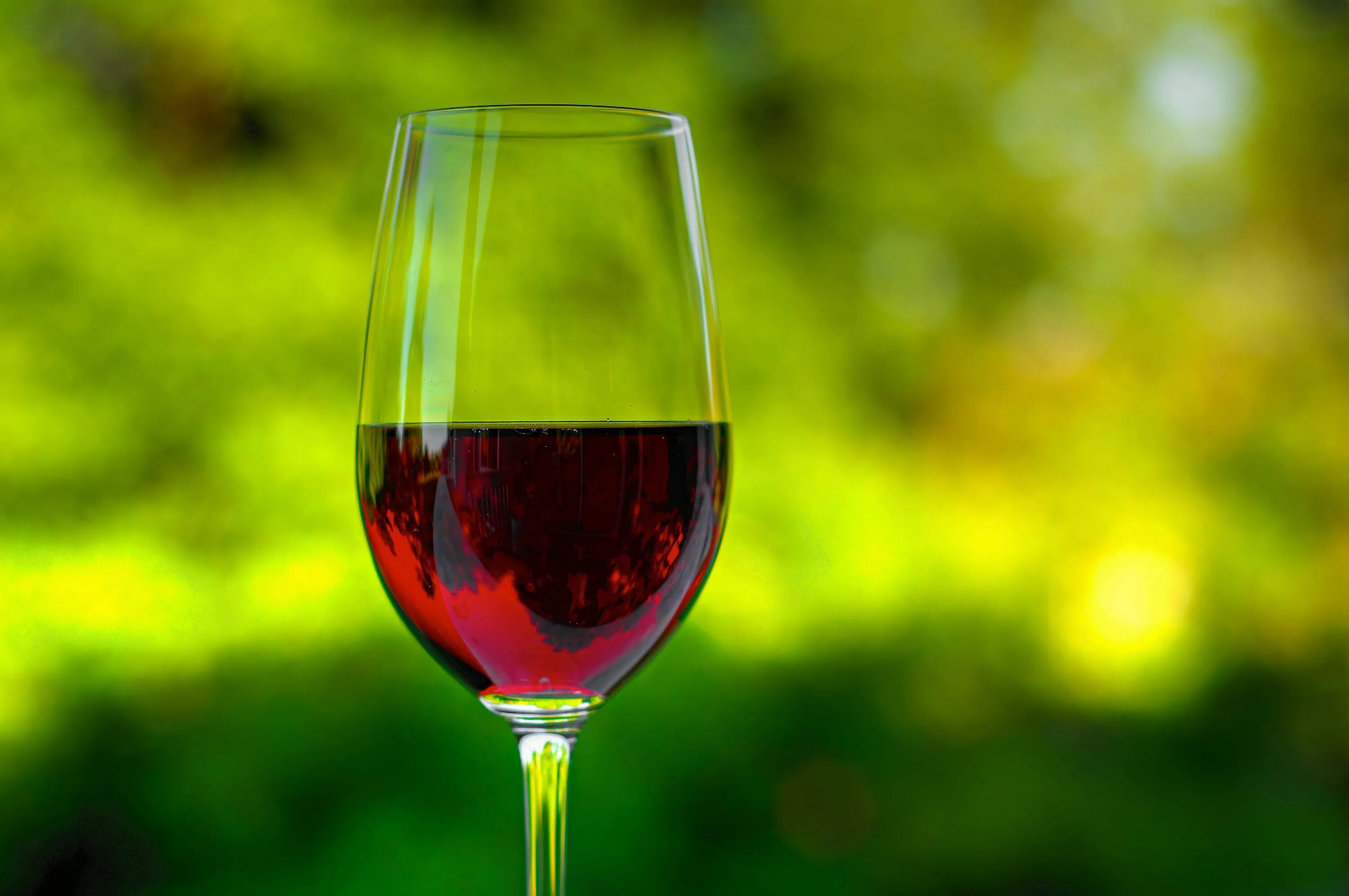 Вино красная шапочка. Красное вино. Бокал красного вина. Вино фон. Красное вино фото.