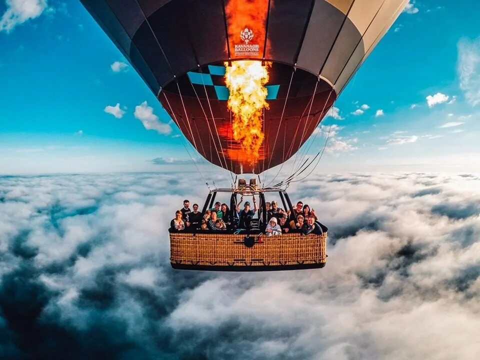 Скорость на воздушном шаре. Vozdushnyye shar. Вид с воздушного шара. Воздушный шар полет. Путешествие на воздушном шаре.