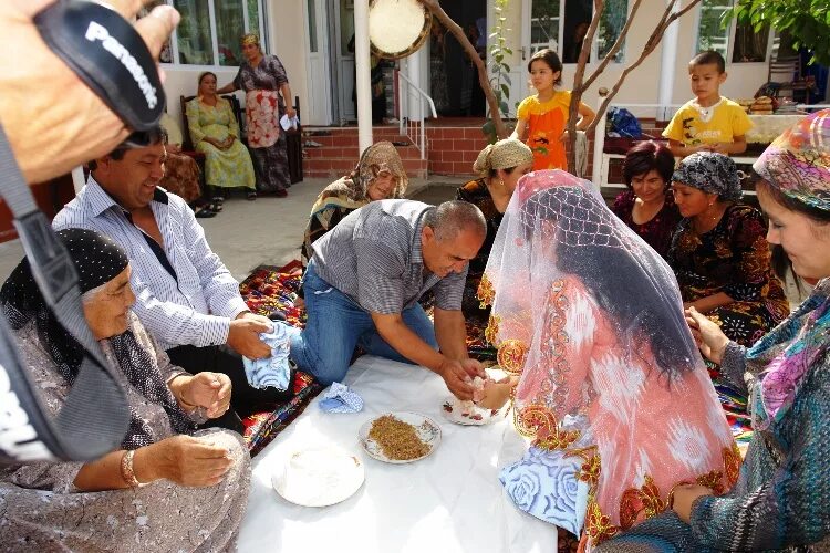 Таджикски салом. Келин салом в Узбекистане. Бешик туй в Узбекистане. Келин салом обычаи Узбекистана. Узбекская свадьба.