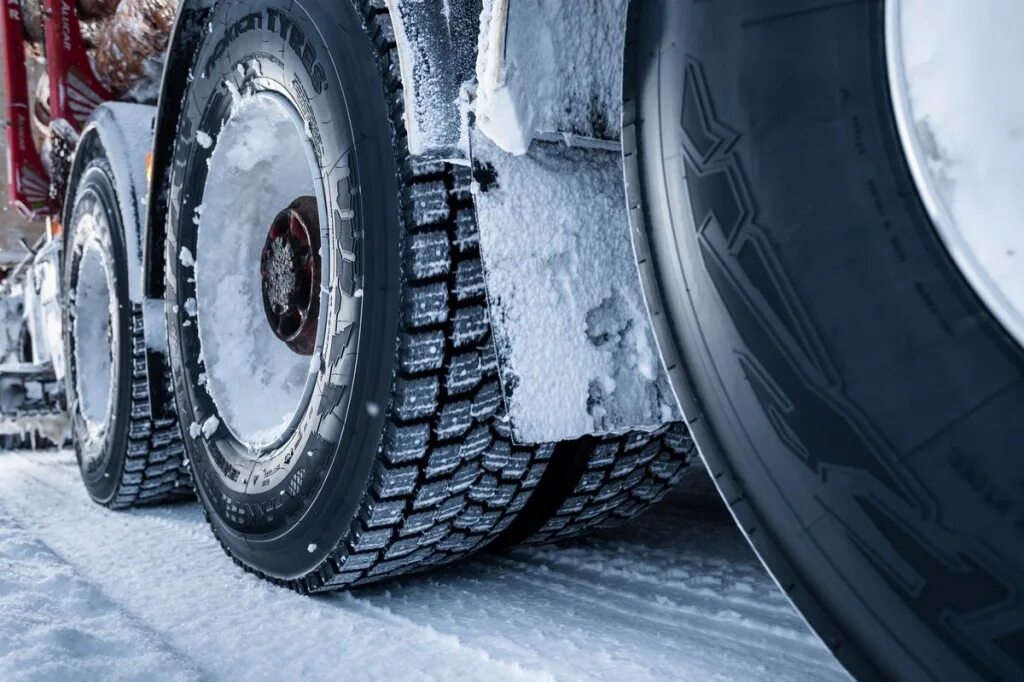 Купить резину на грузовик. Nokian Hakkapeliitta Truck. Hakkapeliitta Truck e. Грузовая резина Nokian Hakkapeliitta. Зимние шины Нокиан трак е2.