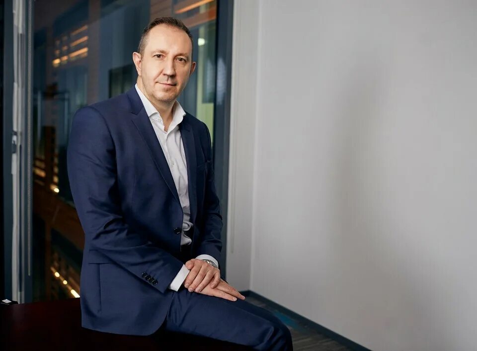 евгений демин. генеральный директор splat евгений демин. самый директор. кубок лучший директор. деловой портрет мужчины в офисе.